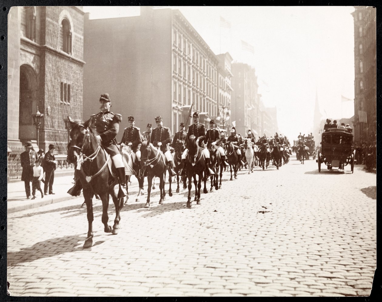 Utsikt över general McAlpin och John Jacob Astor som leder en hästparad av guvernörens personal på 5th Avenue, New York, 1909 (silvergelatintryck) av Byron Company