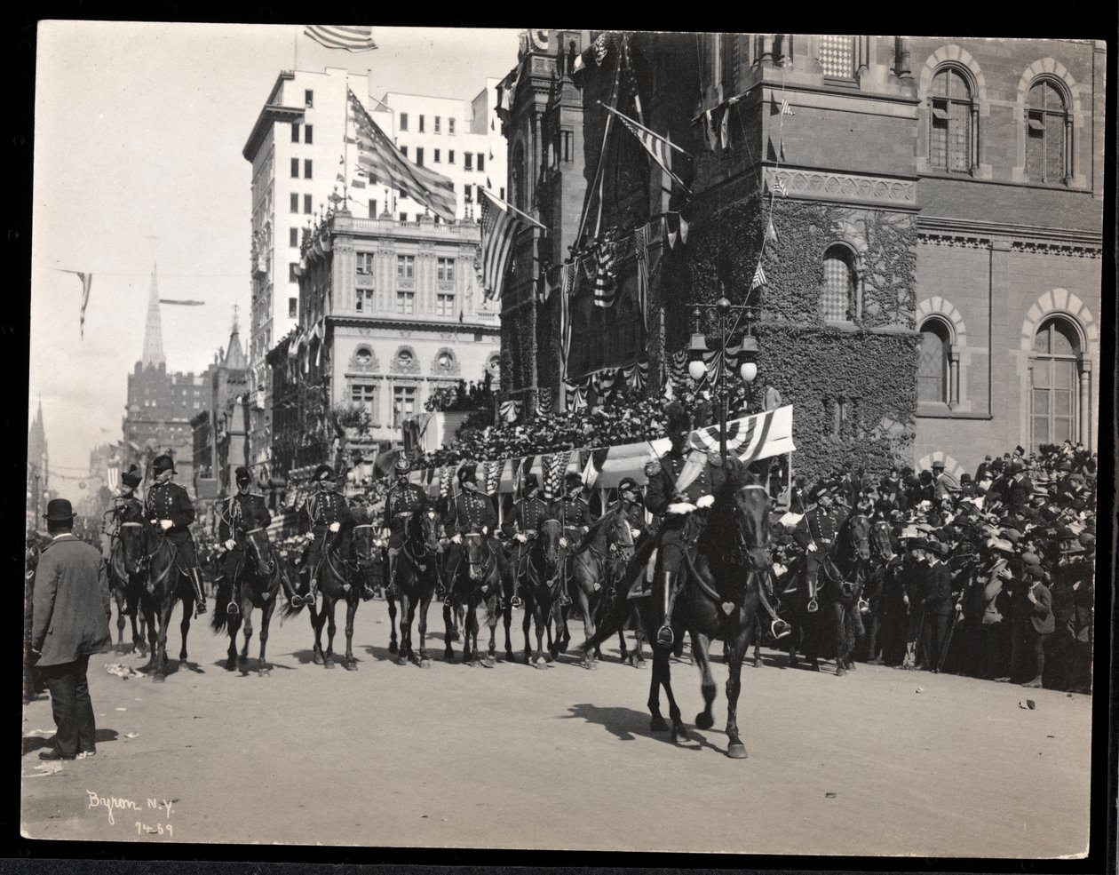 Utsikt över general Roe och guvernörens stab till häst i Dewey Parade på Fifth Avenue, New York, 1938 (silvergelatintryck) av Byron Company