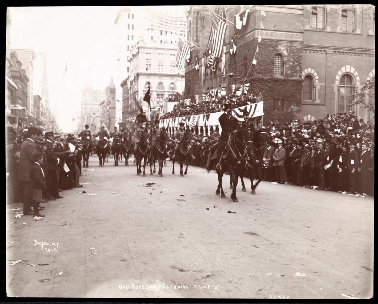Utsikt över guvernör Theodore Roosevelt som leder trupp A i Dewey Parade på Fifth Avenue, New York, 1899 (silvergelatintryck) av Byron Company