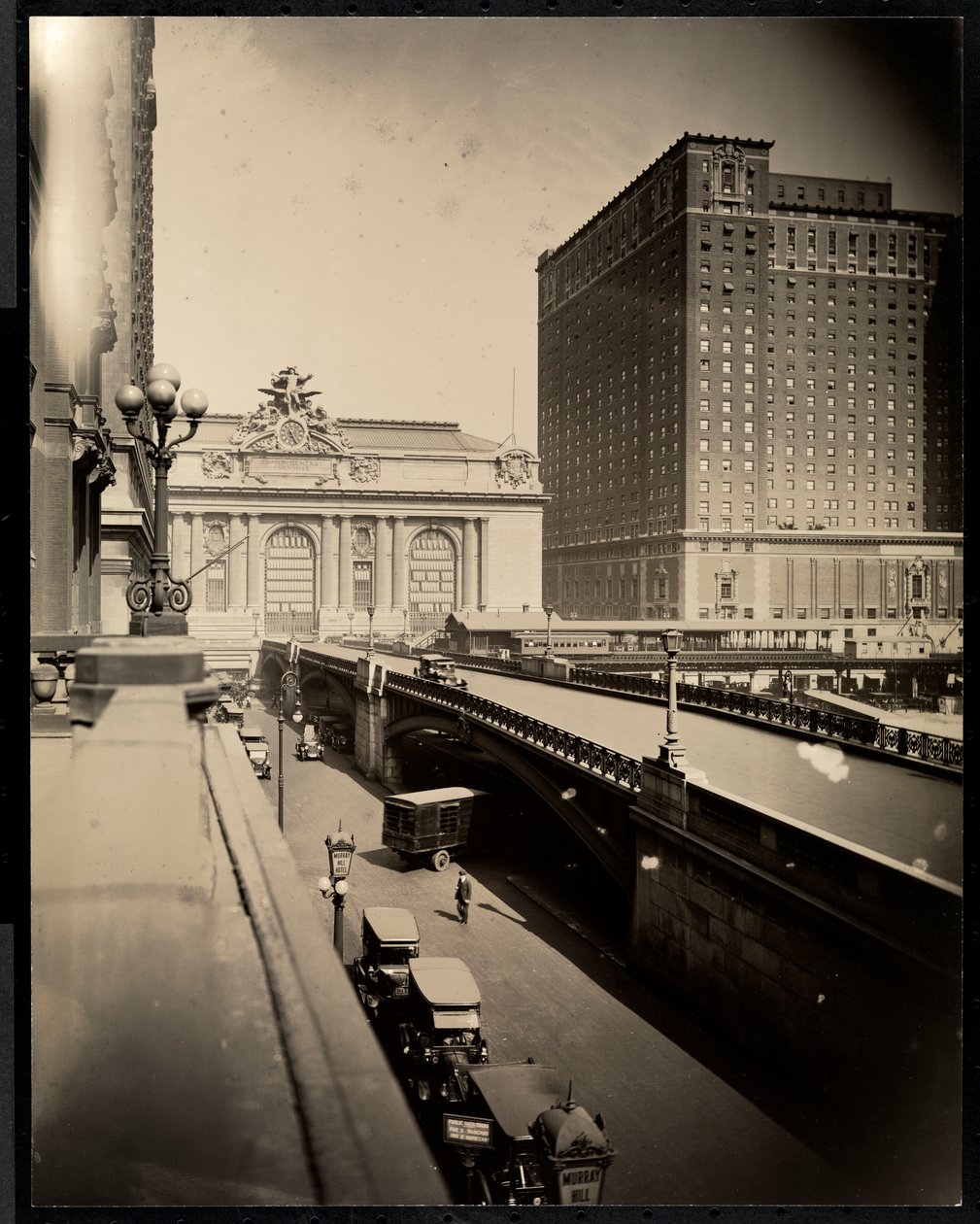 Utsikt över Park Avenue och 42nd Street, 1920 (silvergelatintryck) av Byron Company