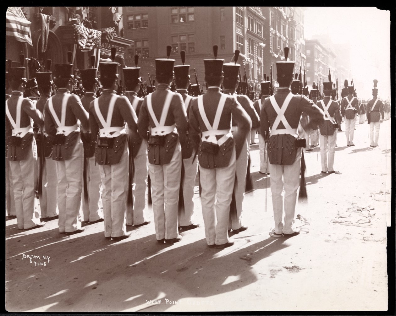 Vy av West Point-kadetter i Dewey-paraden på Fifth Avenue, New York, 1899 (silvergelatin) av Byron Company