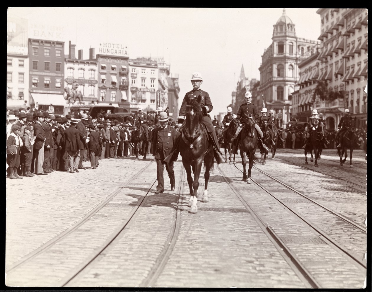 Vy över en polisparad vid Union Square, New York, 1898 (silvergelatintryck) av Byron Company