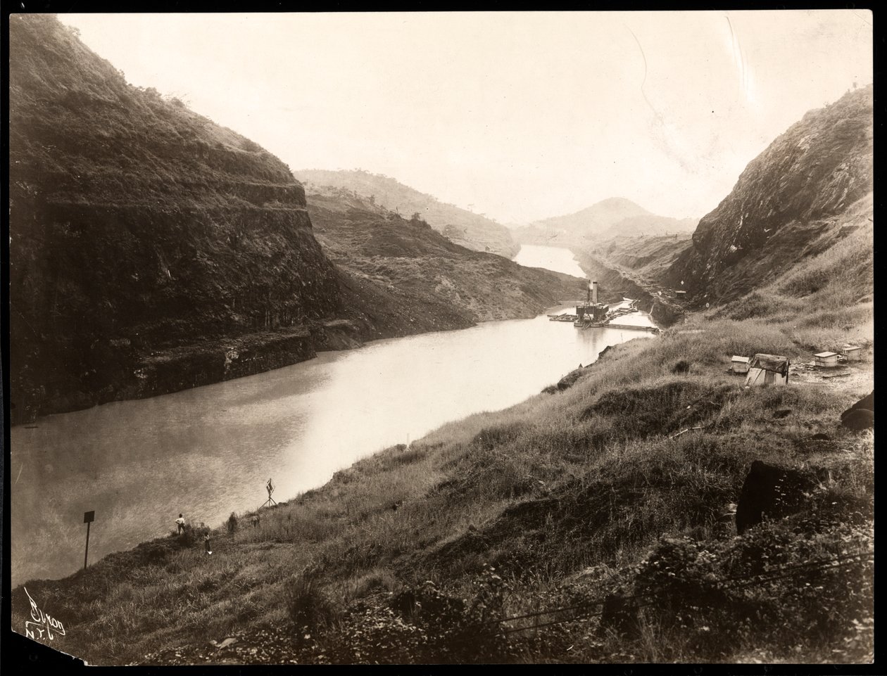 Utsikt över en nygrävd del av Panamakanalen under konstruktionen, 1912 eller 1913 (silvergelatintryck) av Byron Company