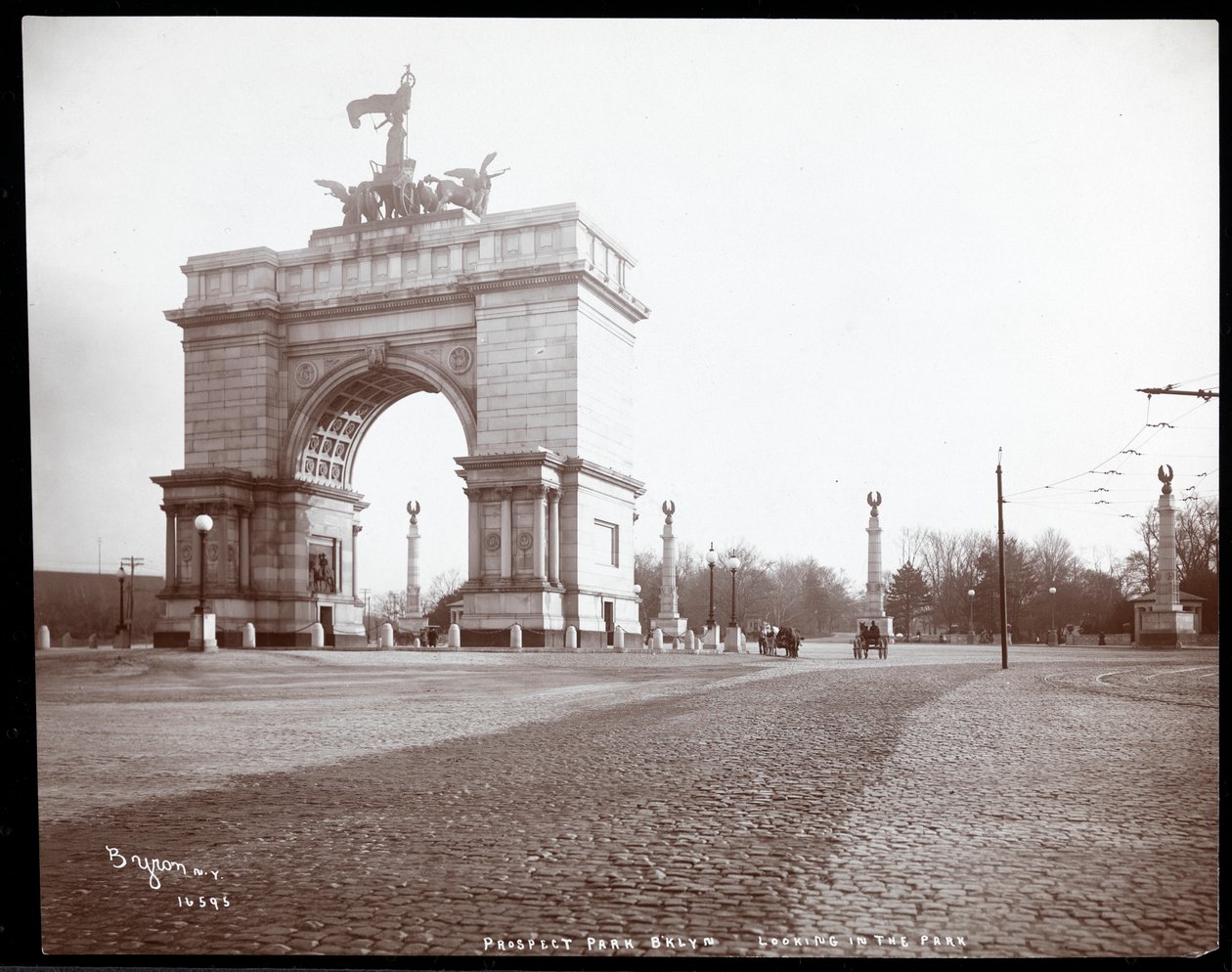 Vy av en hästvagn vid ingången till Prospect Park, Brooklyn, 1903 (silvergelatinprint) av Byron Company