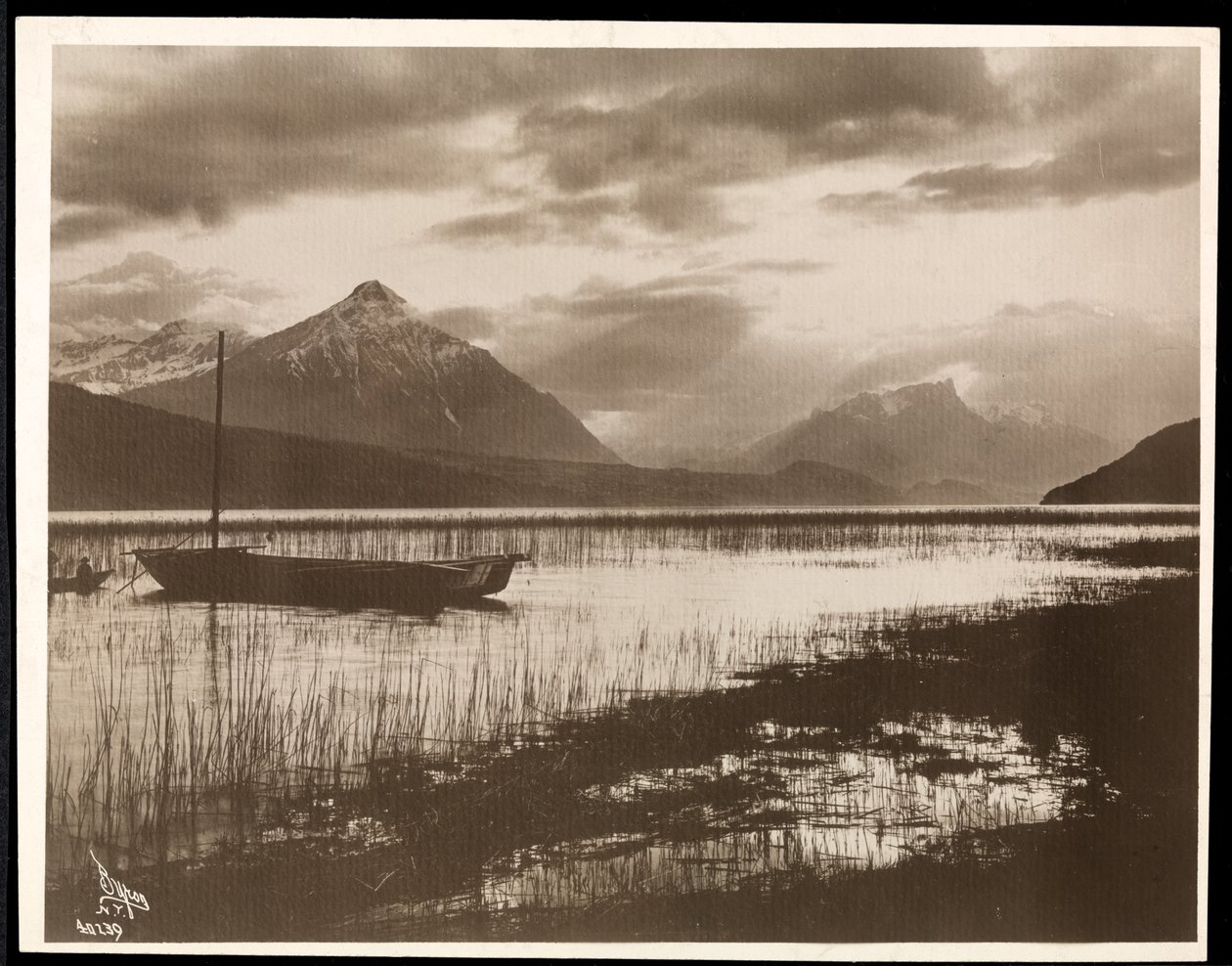 Vy över en sjö och en båt under byggandet av Panamakanalen, 1912 eller 1913 (silvergelatintryck) av Byron Company