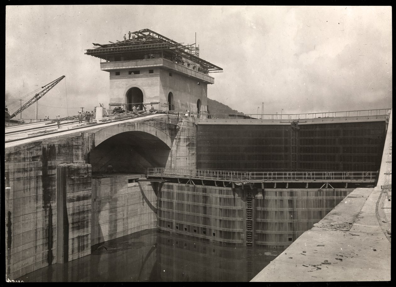 Vy över ett sluss under uppbyggnad vid Panamakanalen, 1912 eller 1913 (silvergelatintryck) av Byron Company