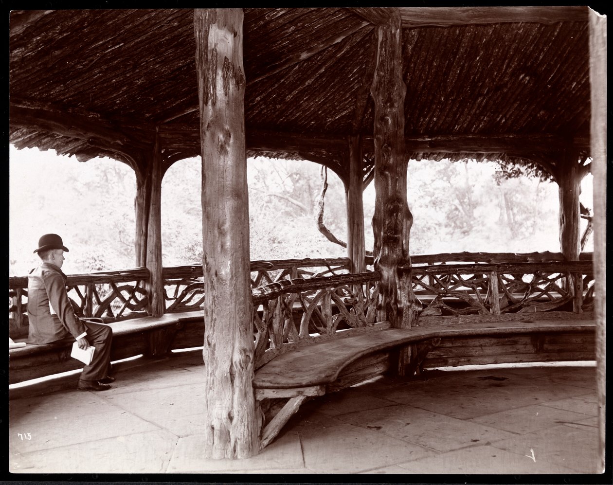 Utsikt över en man sittande i en rustik landskapspaviljong i Central Park, New York, 1895 (silvergelatintryck) av Byron Company