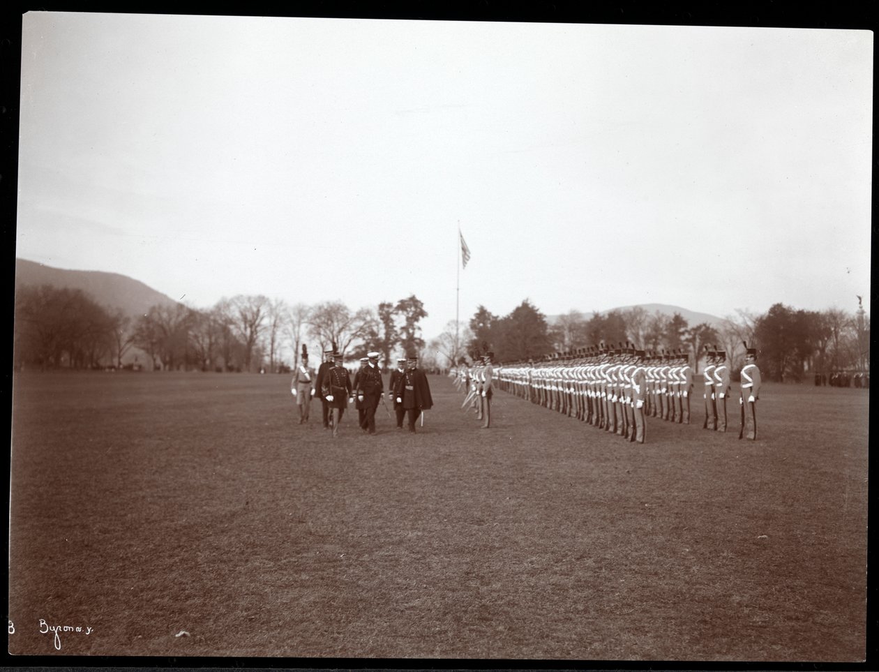 Utsikt över en militär inspektion vid West Point vid besöket av prins Louis av Battenberg, 1905 (silvergelatintryck) av Byron Company
