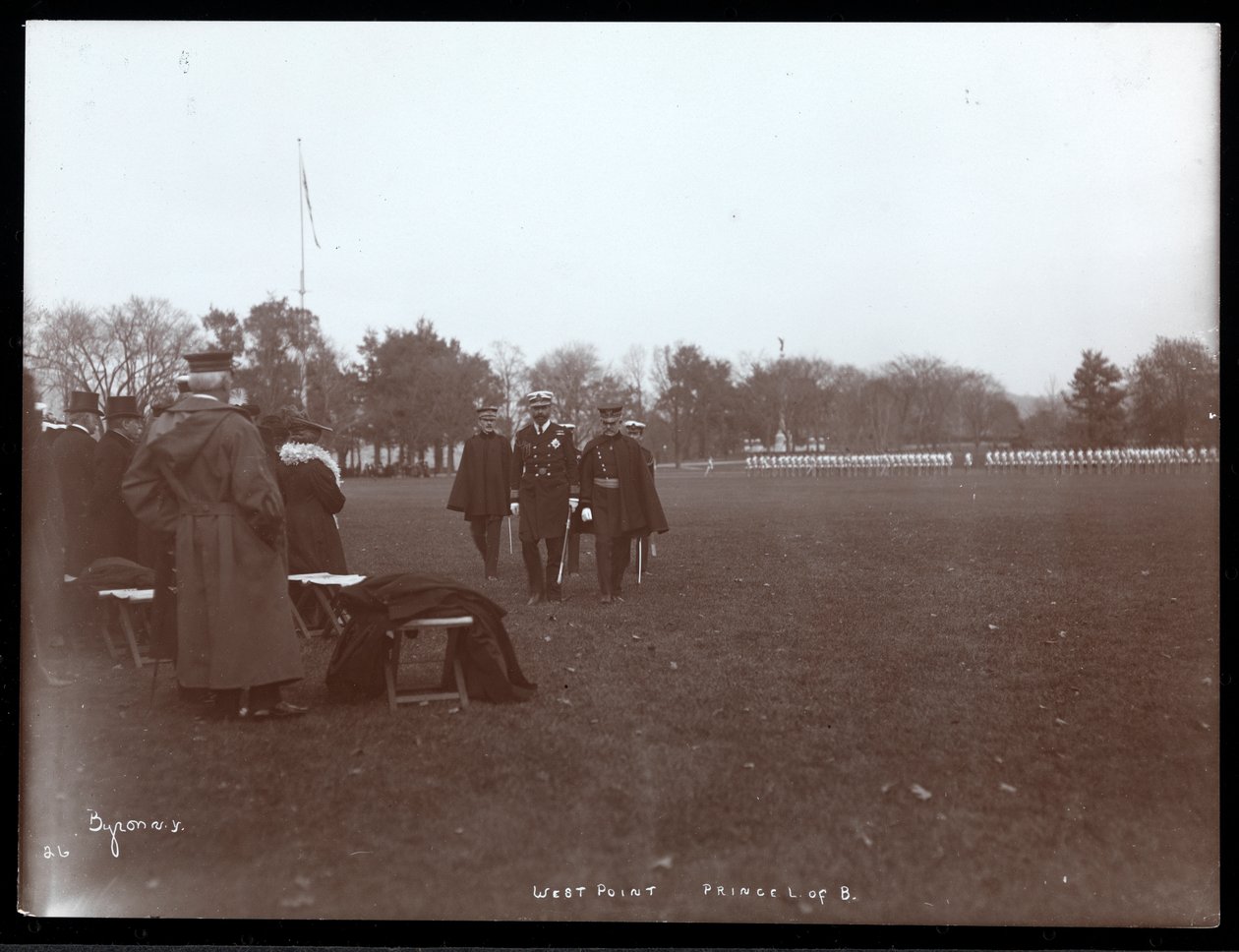 Utsikt över en militär inspektion vid West Point vid besöket av prins Louis av Battenberg, 1905 (silvergelatintryck) av Byron Company