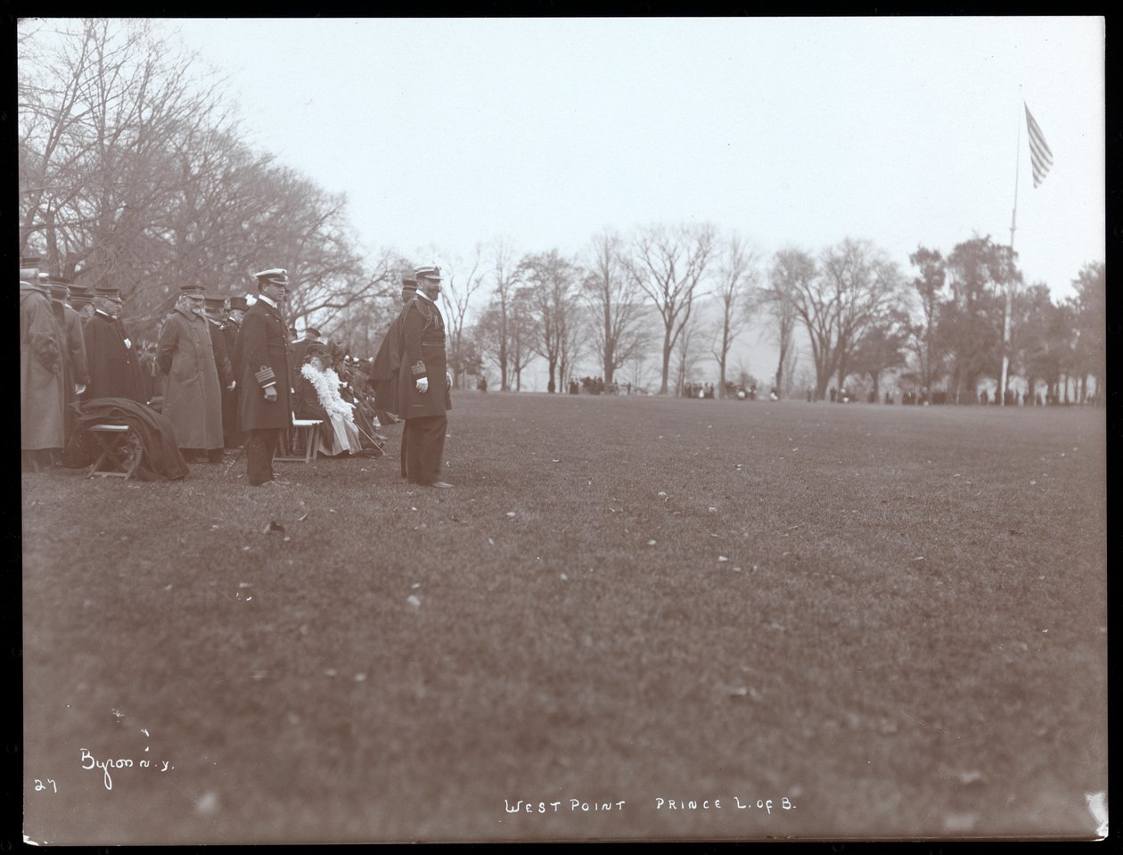Utsikt över en militär inspektion vid West Point vid besöket av prins Louis av Battenberg, 1905 (silvergelatintryck) av Byron Company