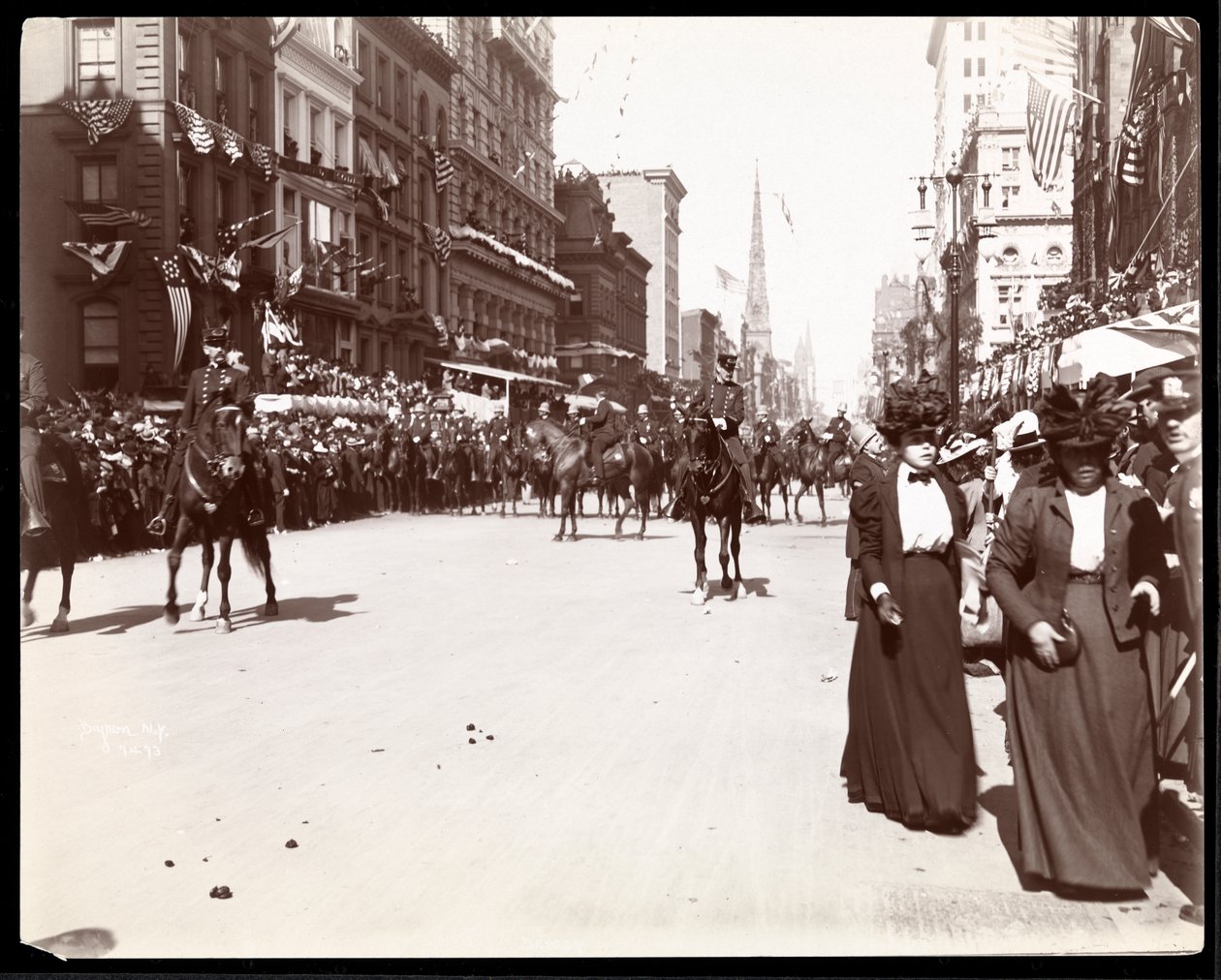 Vy över en beriden militär grupp i Dewey Parade på Fifth Avenue, New York, 1899 (silvergelatintryck) av Byron Company