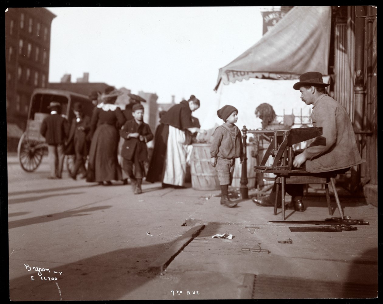Utsikt över en köpman på 7th Avenue, New York, 1903 (silvergelatintryck) av Byron Company