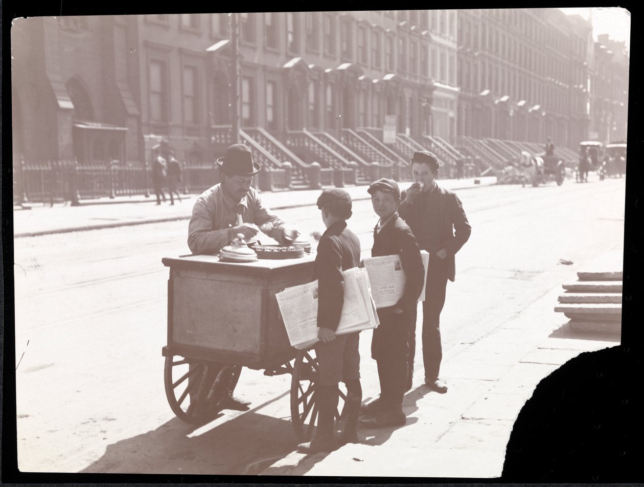 Vy över en glassförsäljare på gatan med tre kioskvältare som köper glass, New York, ca 1901 (silvergelatintryck) av Byron Company