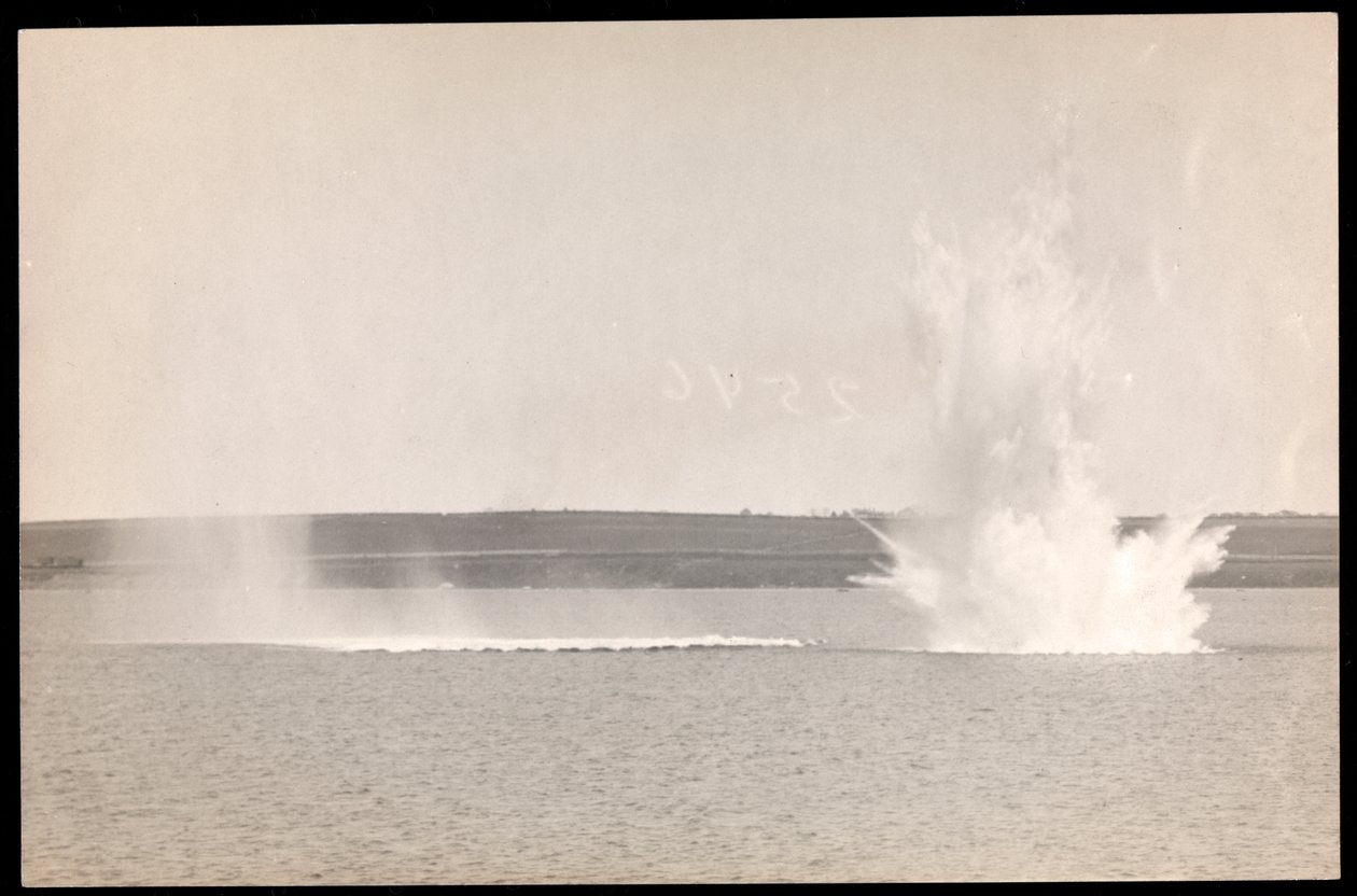 Utsikt över en undervattensexplosion, med vatten som stiger upp ur ytan, under byggandet av Panamakanalen, 1913 (silvergelatintryck) av Byron Company