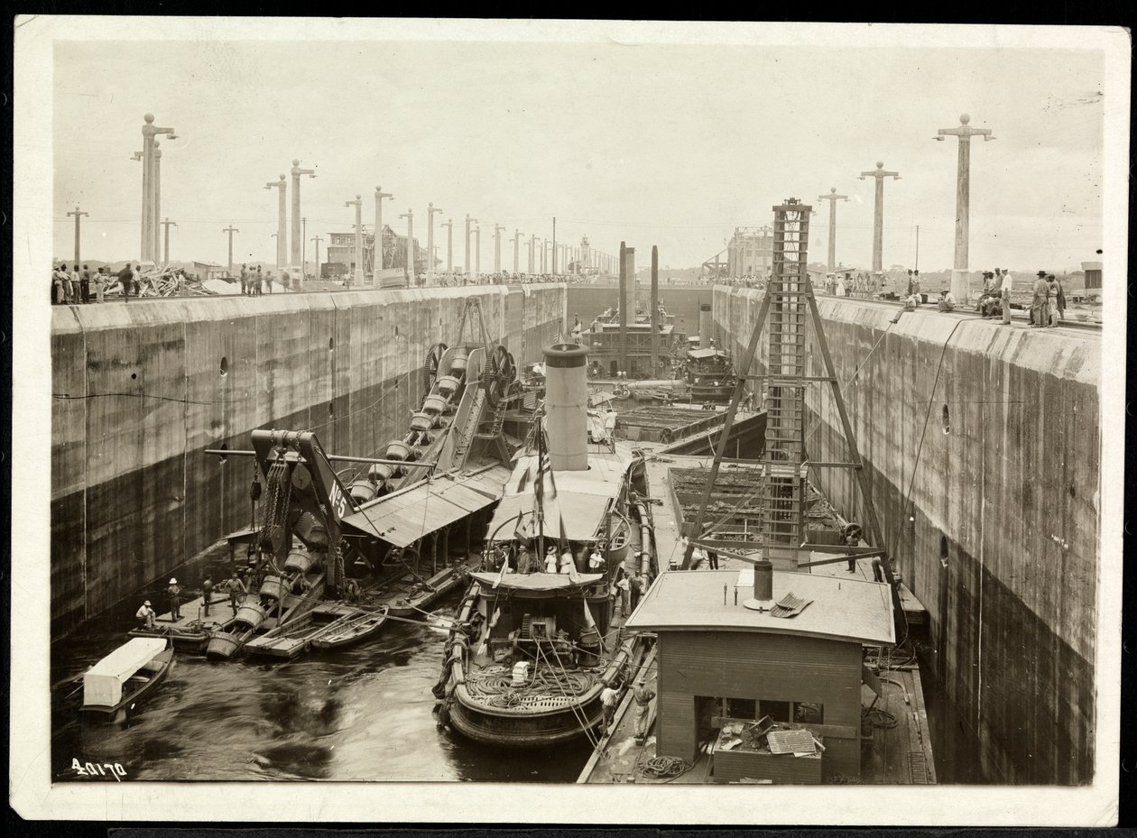 Vy över pråmar i Panamakanalen under uppbyggnad, 1912 eller 1913 (silvergelningstryck) av Byron Company