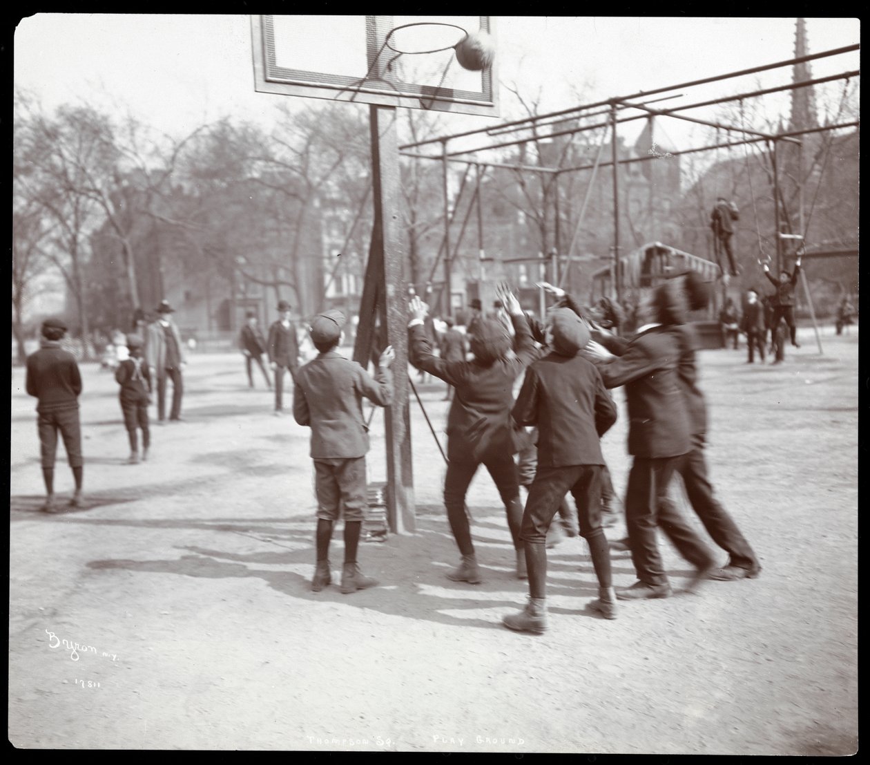 Vy över pojkar som spelar basket på en bana i Tompkins Square Park på Arbor Day, New York, 1904 (silvergelatintryck) av Byron Company