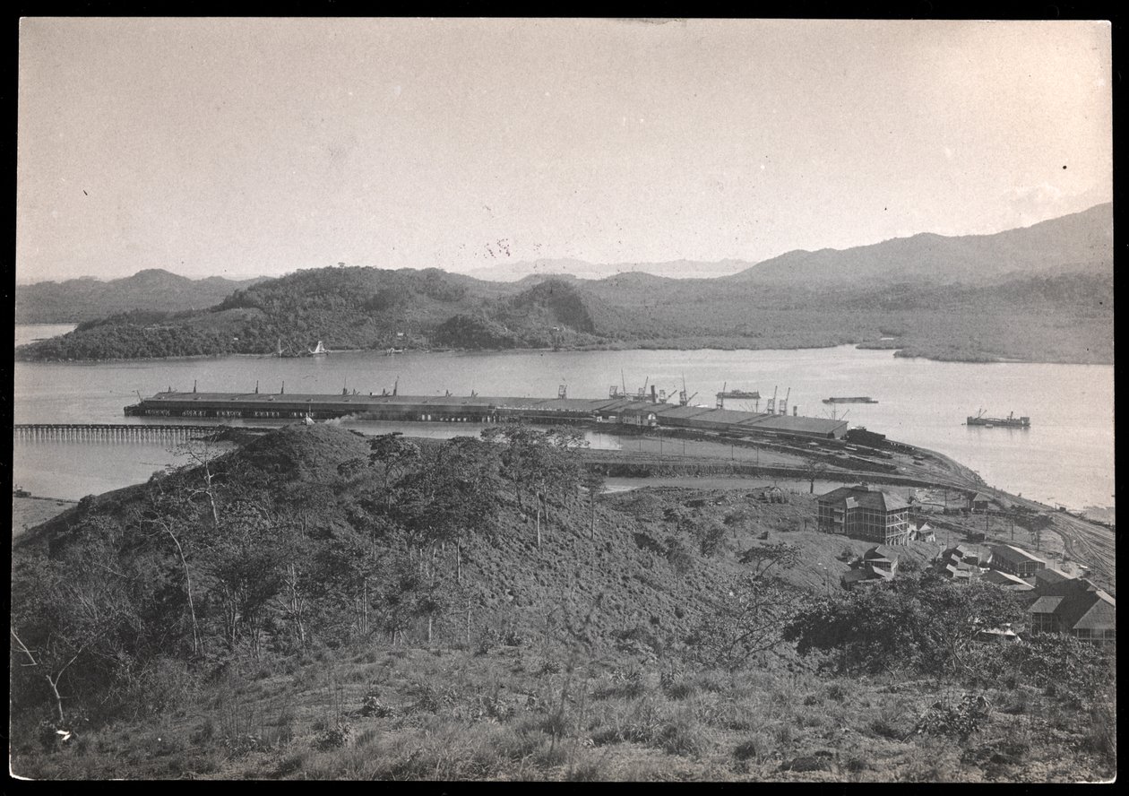 Utsikt över byggnader och kajer vid Balboa, Panama, Stillahavsingången till kanalen (silvergelatintryck) av Byron Company