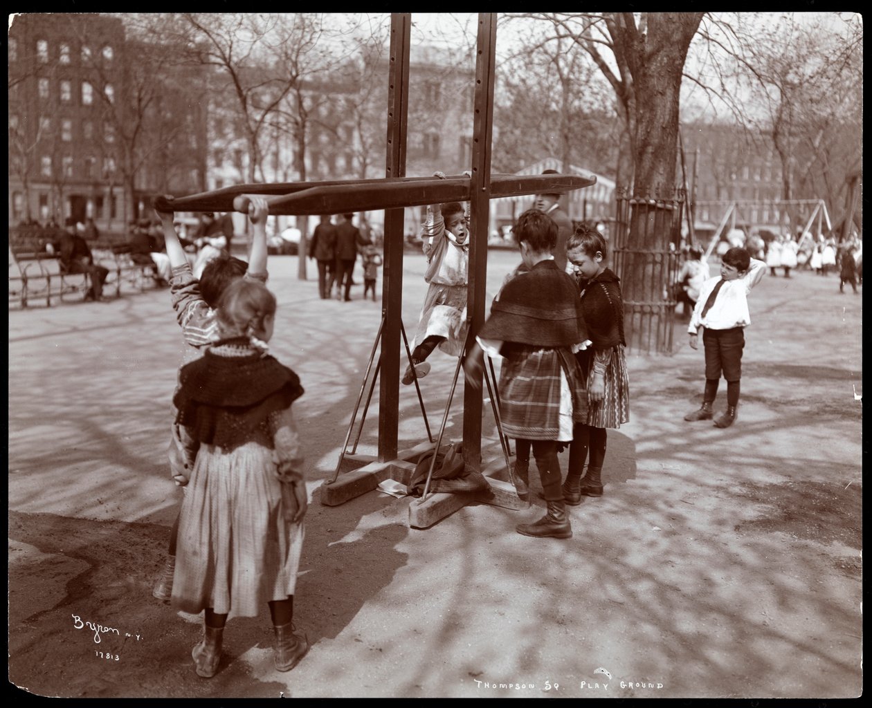 Vy över barn som leker på lekredskap i Tompkins Square Park, på Arbor Day, New York, 1904 (silvergelatintryck) av Byron Company