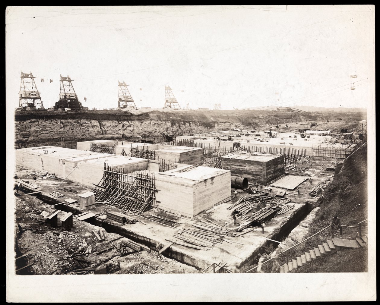 Vy över byggandet av Panamakanalen med synliga betongformer och utgrävningar, 1912 eller 1913 (silvergelatintryck) av Byron Company