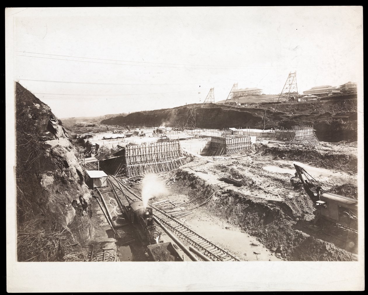 Vy över konstruktionen av Panamakanalen med betongformer, tåg, grävmaskiner och utgrävningar synliga, 1912 eller 1913 (silvergelatintryck) av Byron Company