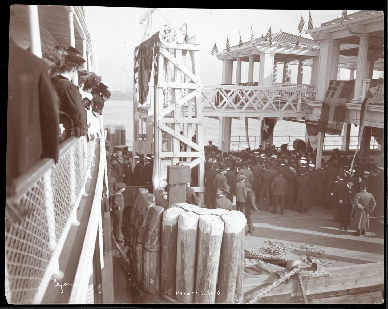 Utsikt över folkmassorna på C.W. Morse och på 42nd Street dock vid Hudsonfloden vid besök av prins Louis av Battenberg, 1905 (silvergelatintryck) av Byron Company