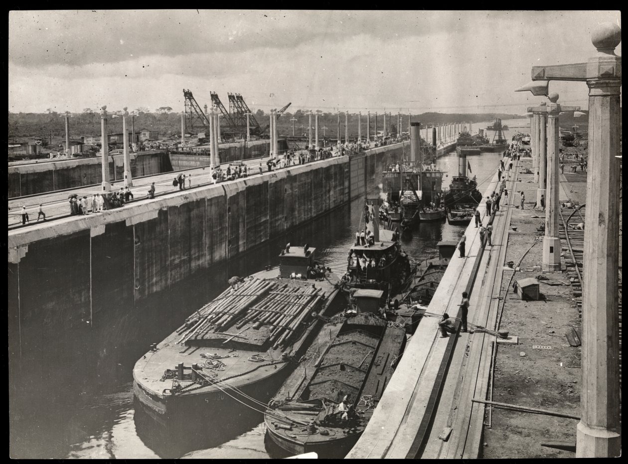 Vy över mudderverk och båtar vid en sluss i Panamakanalen under byggnadstiden, 1912 eller 1913 (silvergelatinprint) av Byron Company