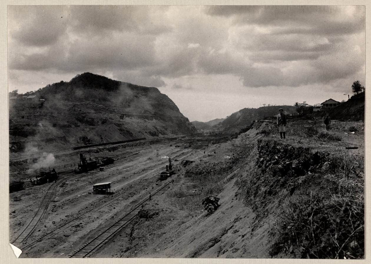 Utsikt över utrustning och järnvägsspår i Panamakanalen under dess konstruktion, 1912 eller 1913 (silvergelatintryck) av Byron Company