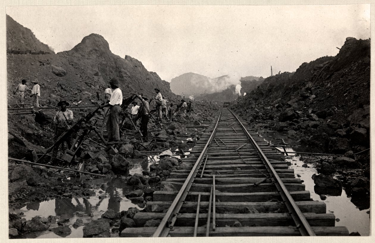 Vy över arbetare som gräver Panamakanalen med järnvägsspår genom diket, 1912 eller 1913 (silvergelatintryck) av Byron Company