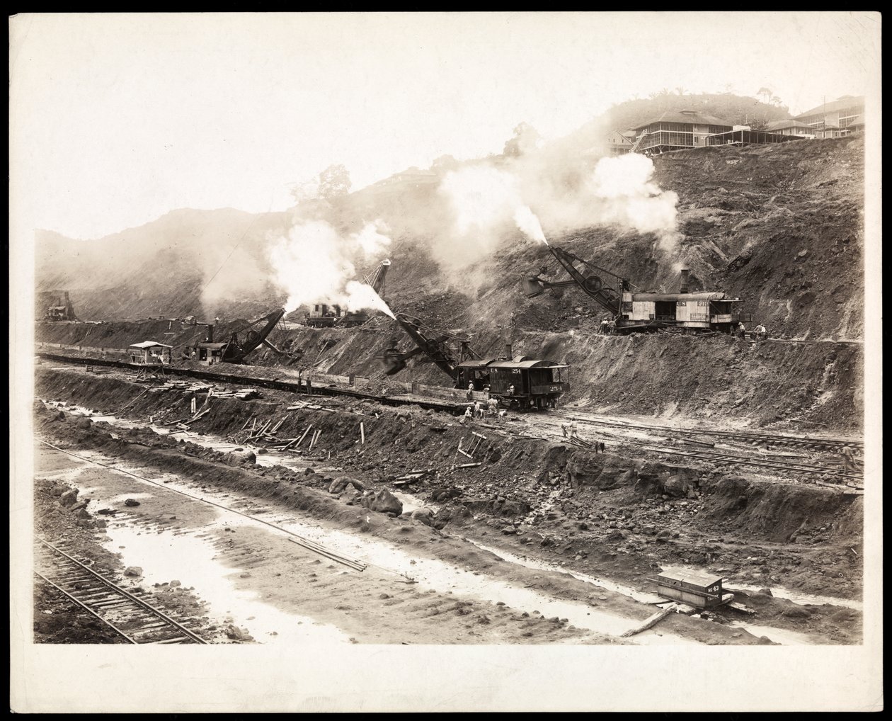 Vy över stora grävmaskiner som arbetar med konstruktionen av Panamakanalen, 1912 eller 1913 (silvergelatintryck) av Byron Company