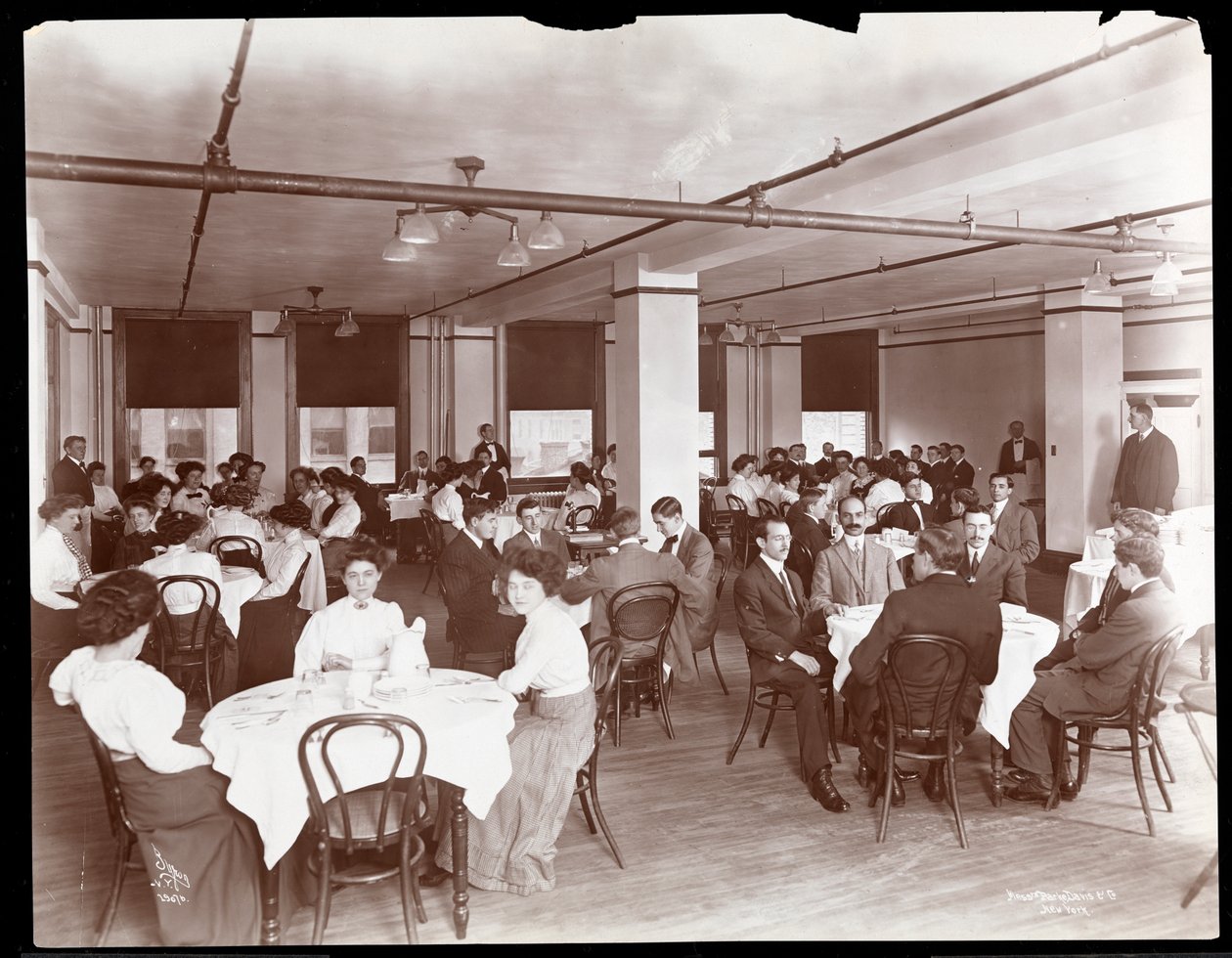 Vy över män och kvinnor som äter i en cafeteria på Parke, Davis und Co., apotek, Hudson und Vestry Streets, New York, 1910 (silvergelatintryck) av Byron Company