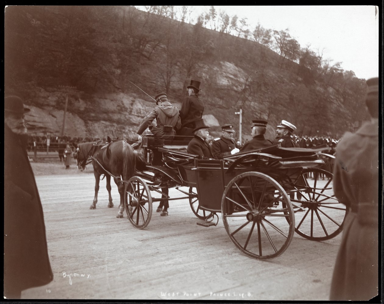 Vy över militära män, inklusive konteramiral Robley Dunglison Evans, och prinsen i en vagn vid West Point, 1905 (silvergelatintryck) av Byron Company