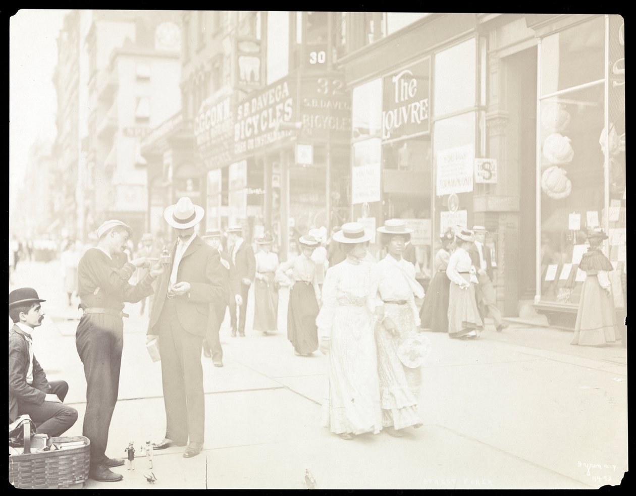 Vy över försäljare som säljer leksaker på gatan, New York, 1902 (silvergelatintryck) av Byron Company