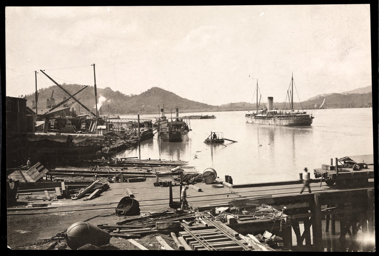 Utsikt över piren och skeppet i hamnen i Balboa, Panama, Stillahavsinloppet till kanalen, 1912 eller 1913 (silvergelatintryck) av Byron Company