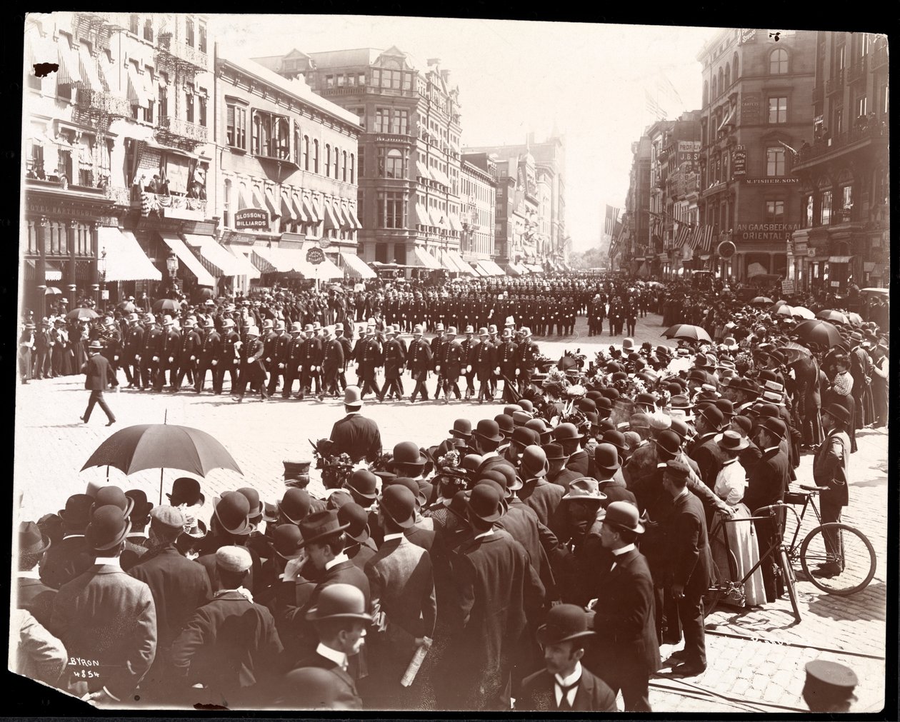 Polismarsch i New York Citys polisparad, New York, 1898 (silvergelatintryck) av Byron Company