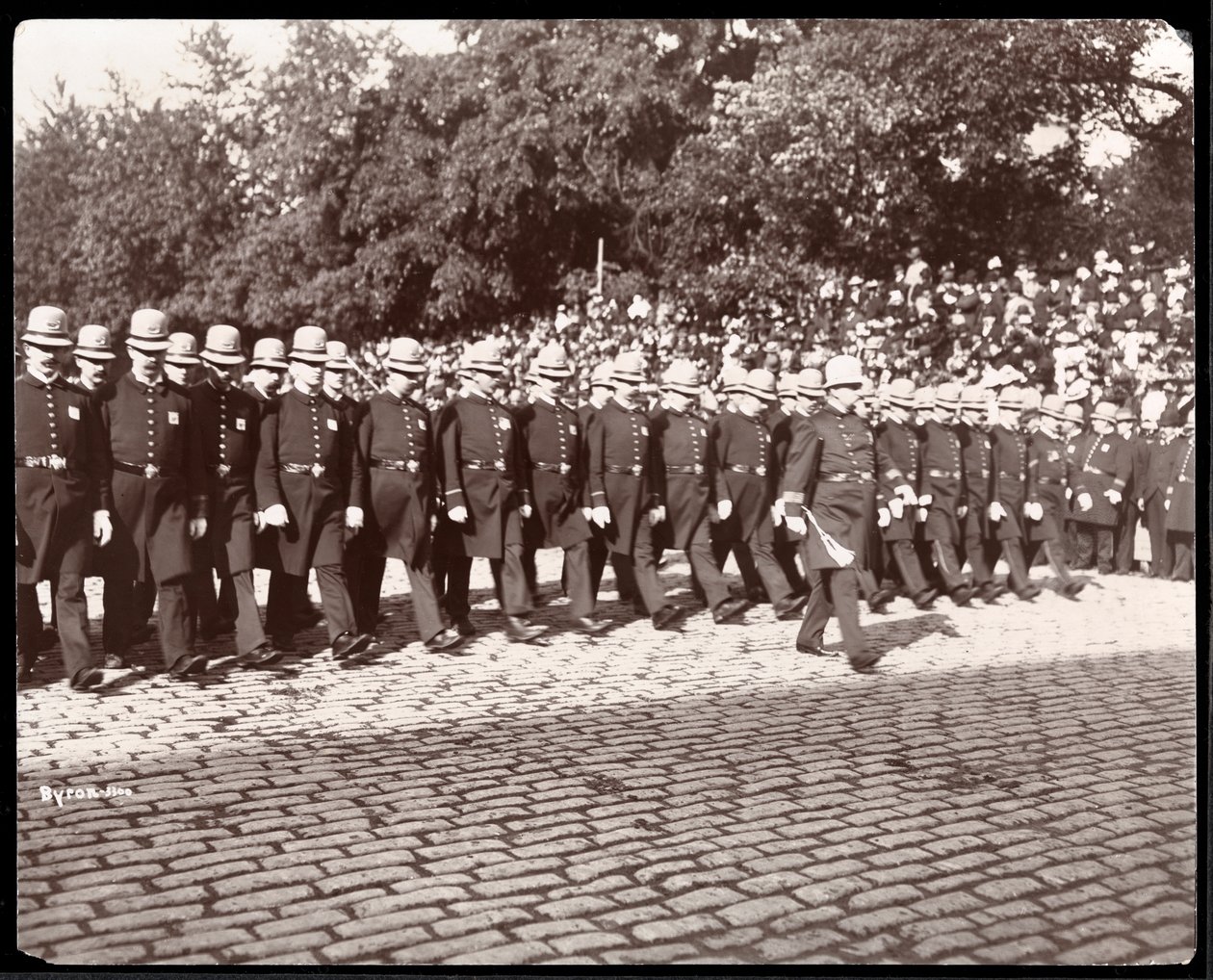 Vy över polis som marscherar i en polisparad i New York City, New York, 1898 (silvergelatintryck) av Byron Company
