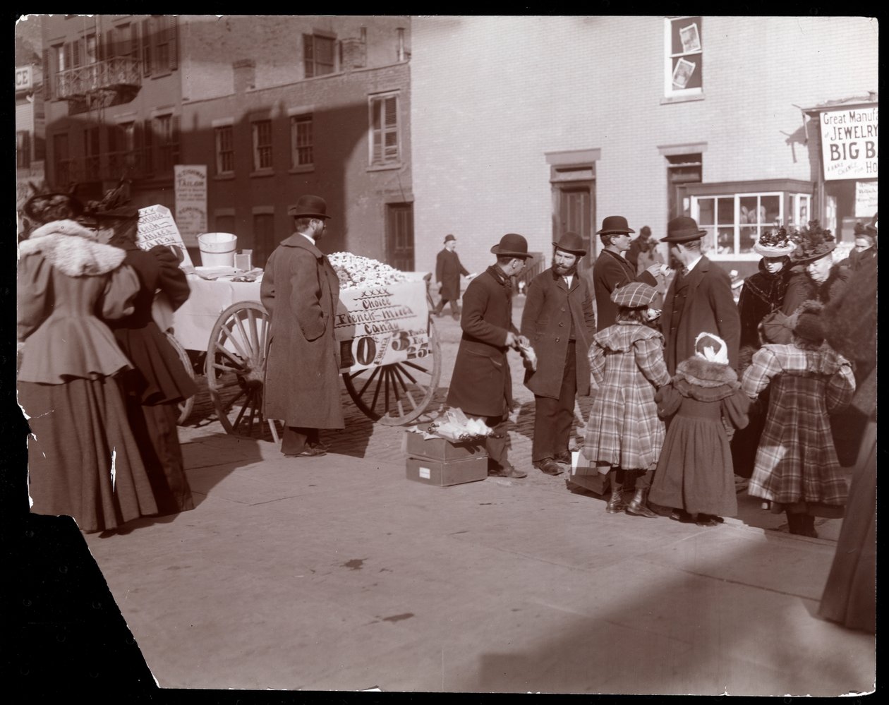 Vy över gatuförsäljare som säljer franskt blandat godis och andra varor nära 6th Avenue, New York, ca 1895 (silvergelatintryck) av Byron Company