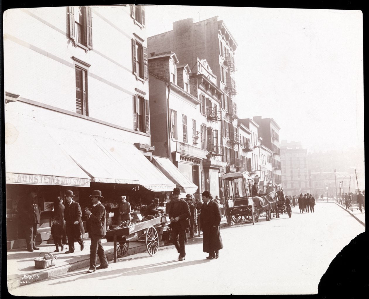 Gårdsförsäljare som säljer frukt, New York, 1898 (silvergelatintryck) av Byron Company