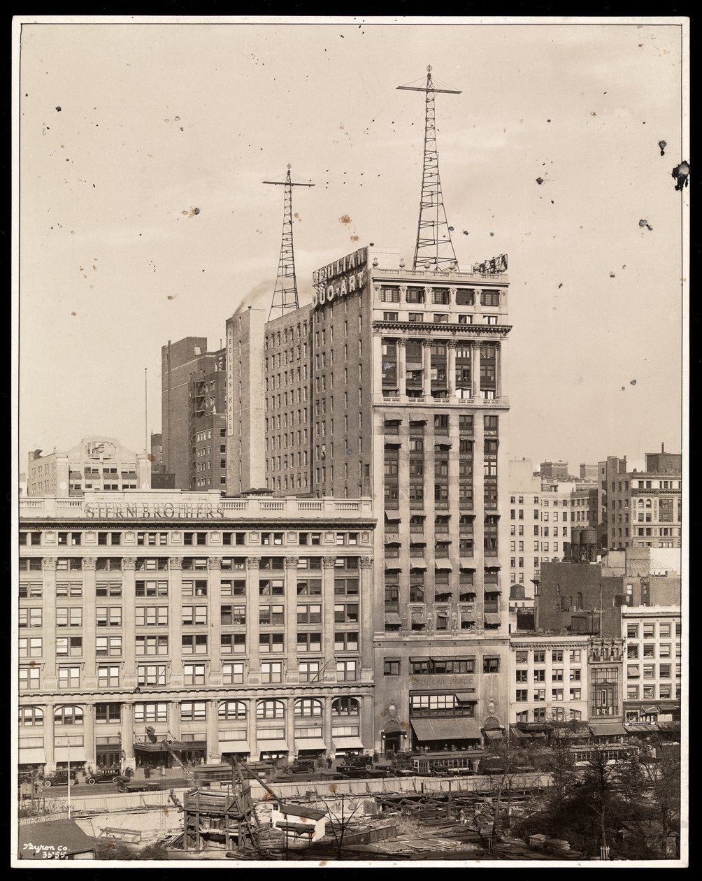 Utsikt över Aeolian Building över Bryant Park, 29 West 42nd Street, New York, 1924 (silvergelatintryck) av Byron Company