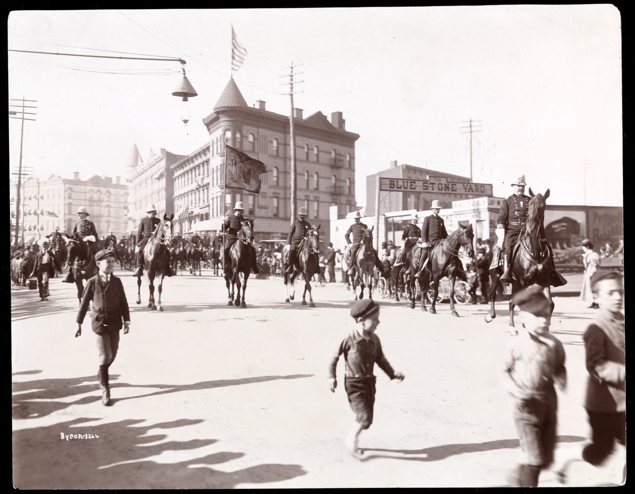 Vy över Brooklyns polisparad, 1897 (silvergelatintryck) av Byron Company