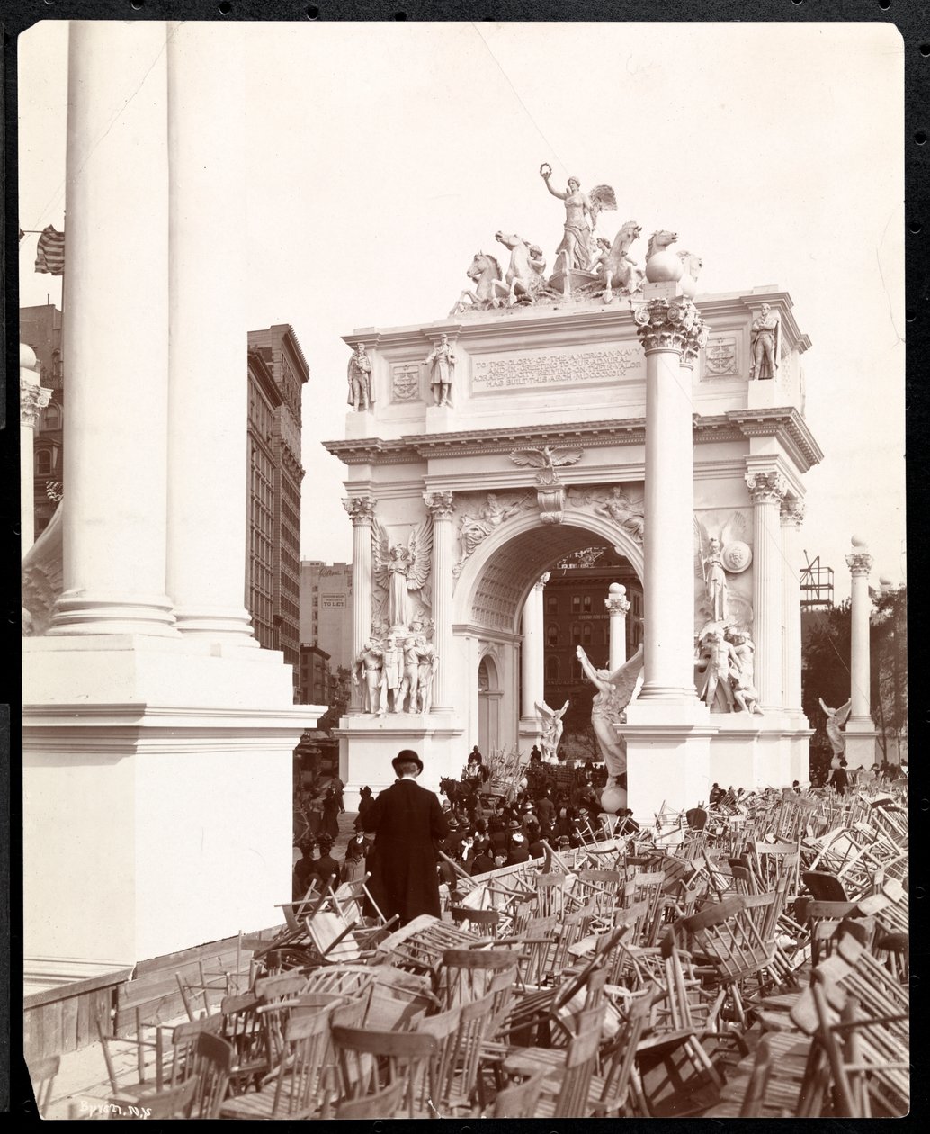 Vy över Dewey Arch vid 5th Avenue och Madison Square efter Dewey-paraden, New York, 1899 (silvergelatintryck) av Byron Company