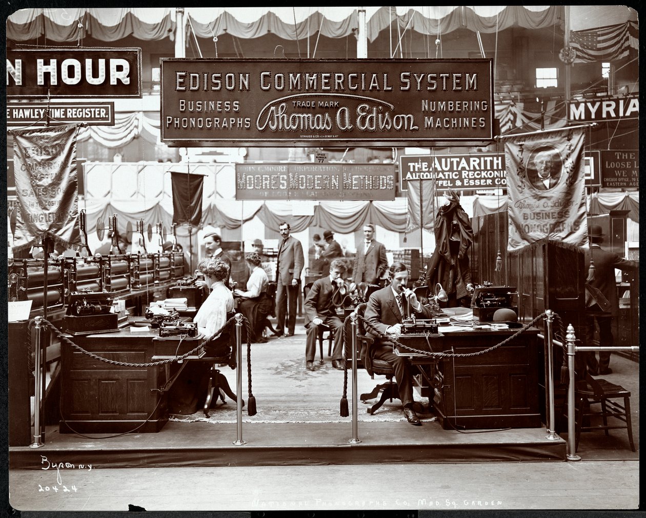 Utsikt över Edison Co.s monter med kontorsutrustning på en mässa i Madison Square Garden, New York, 1905 (silvergelatintryck) av Byron Company