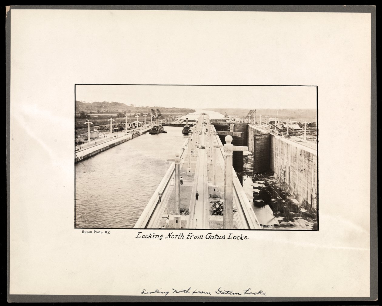 Utsikt över Gatun-slussarna i Panamakanalen, under konstruktion, 1912 eller 1913 (silvergelatintryck) av Byron Company