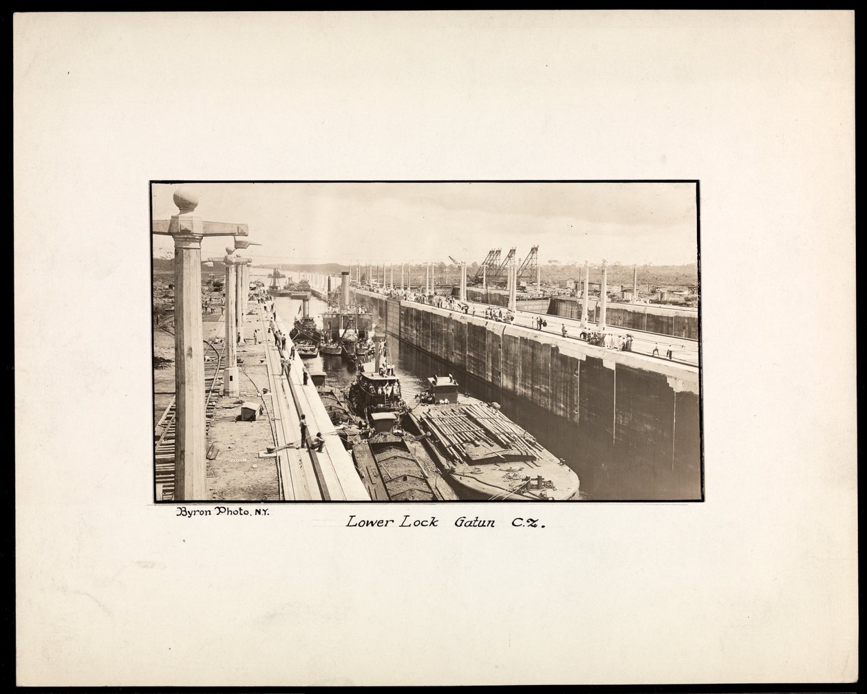 Utsikt över Gatun-slussarna på Panamakanalen, under konstruktion, 1912 eller 1913 (silvergelatintryck) av Byron Company