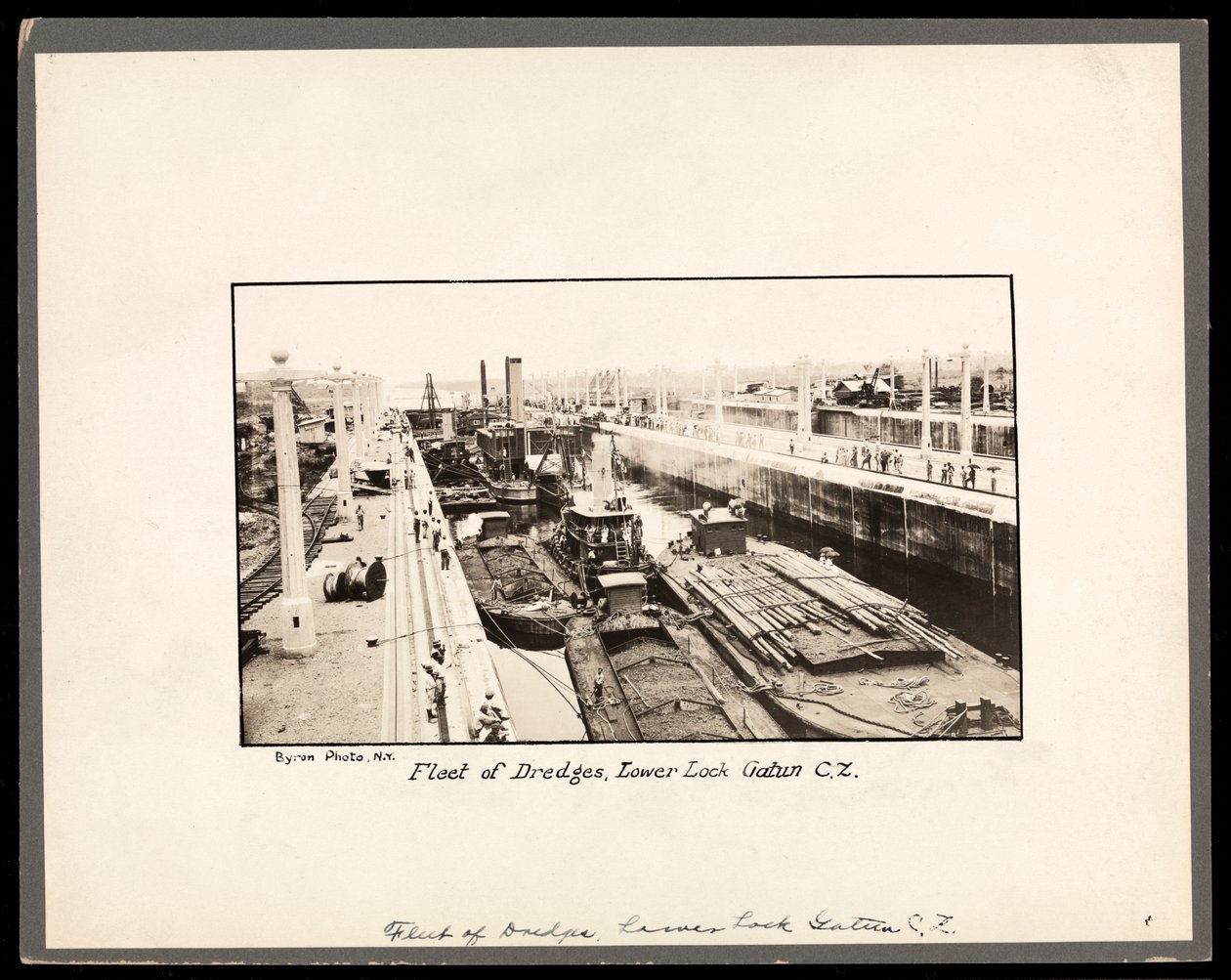 Utsikt över Gatun-slussarna på Panamakanalen, under konstruktion, 1912 eller 1913 (silvergelatintryck) av Byron Company