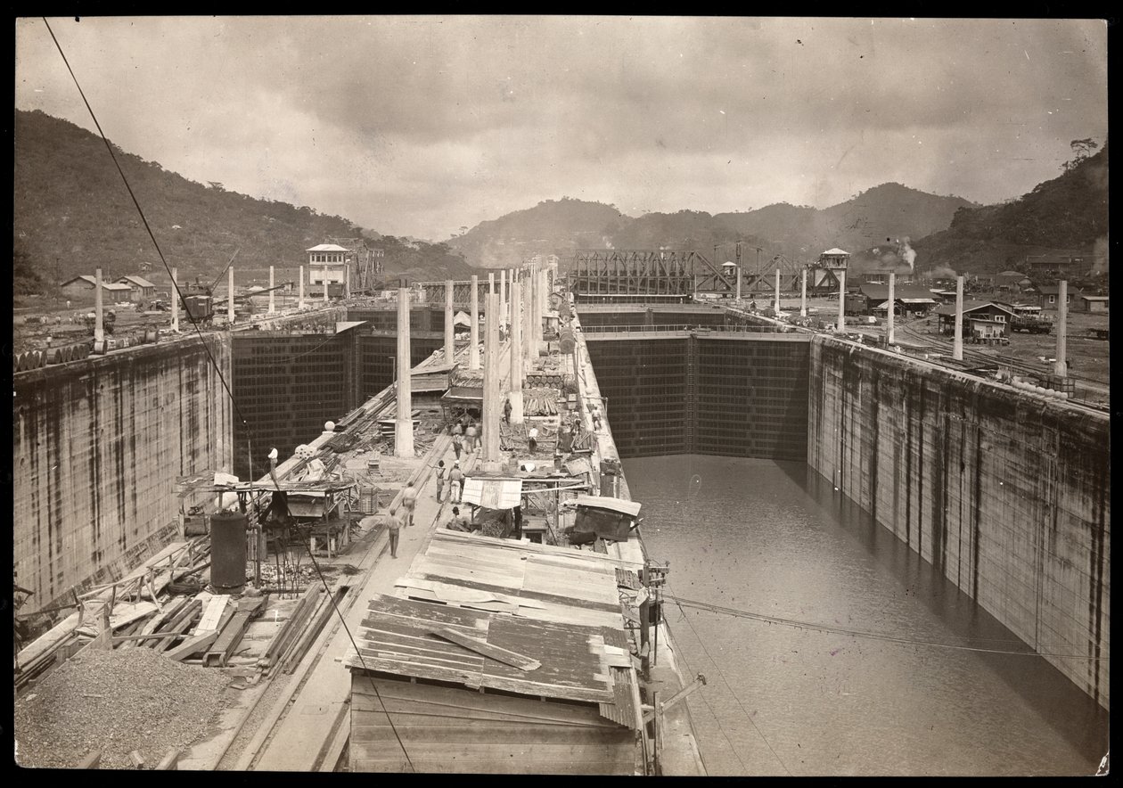 Vy över Pedro Miguel-slussarna under byggandet av Panamakanalen, 1912 eller 1913 (silvergelatintryck) av Byron Company