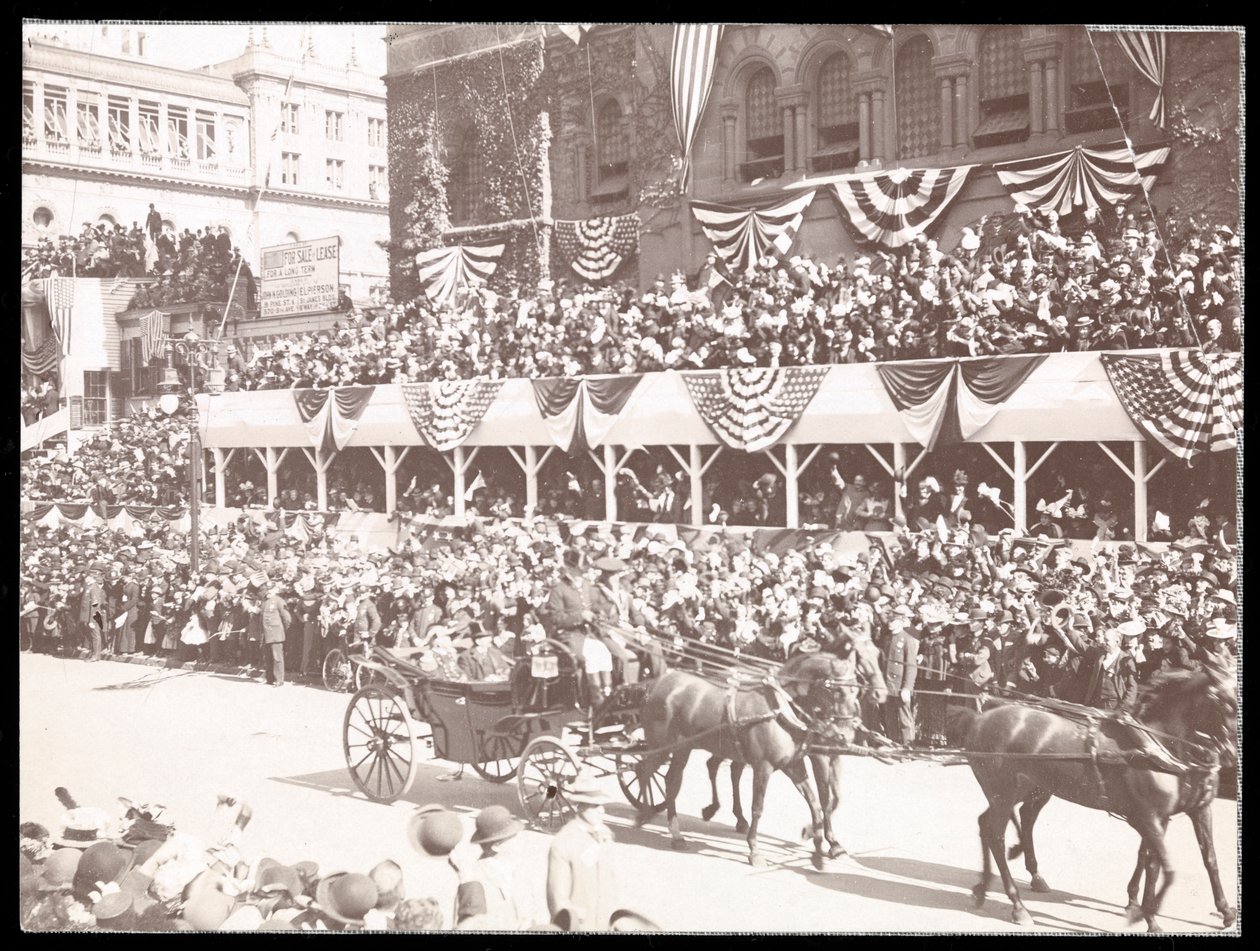 Utsikt över folkmassan och en häst och vagn i Dewey Parade på Fifth Avenue, New York, 1899 (silvergelatintryck) av Byron Company