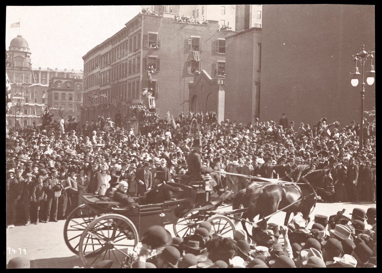 Utsikt över folkmassan och en häst och vagn i Dewey Parade på Fifth Avenue, New York, 1899 (silvergelatintryck) av Byron Company