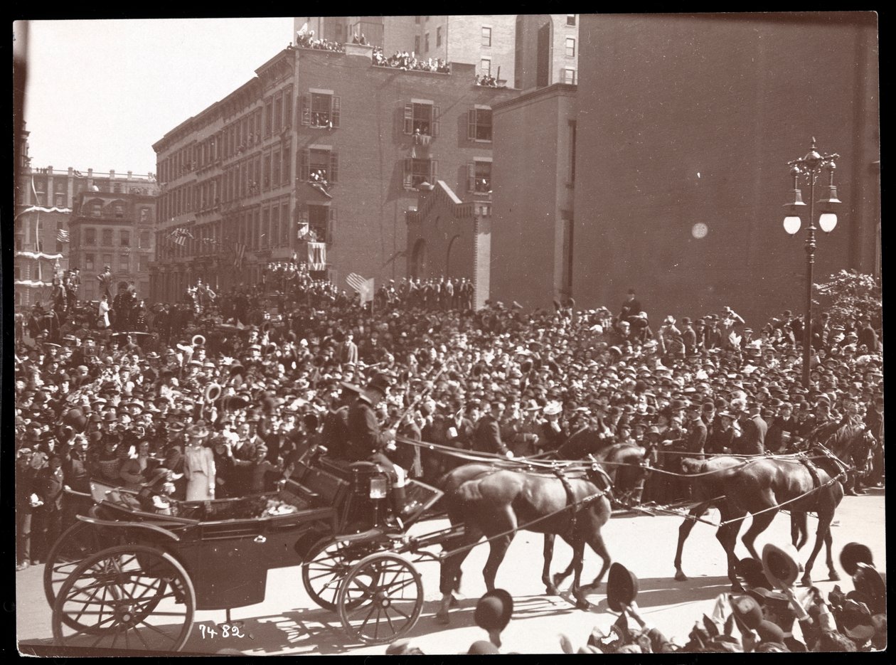 Utsikt över folkmassan och en häst och vagn i Dewey Parade på Fifth Avenue, New York, 1899 (silvergelatintryck) av Byron Company