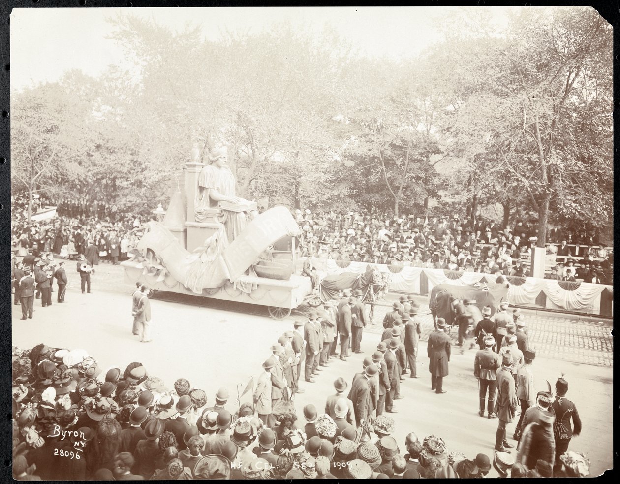 Utsikt över folkmassan och en häst som dras flytande vid paraden av Hudson Fulton Celebration, New York, september 1909 (silvergelatintryck) av Byron Company