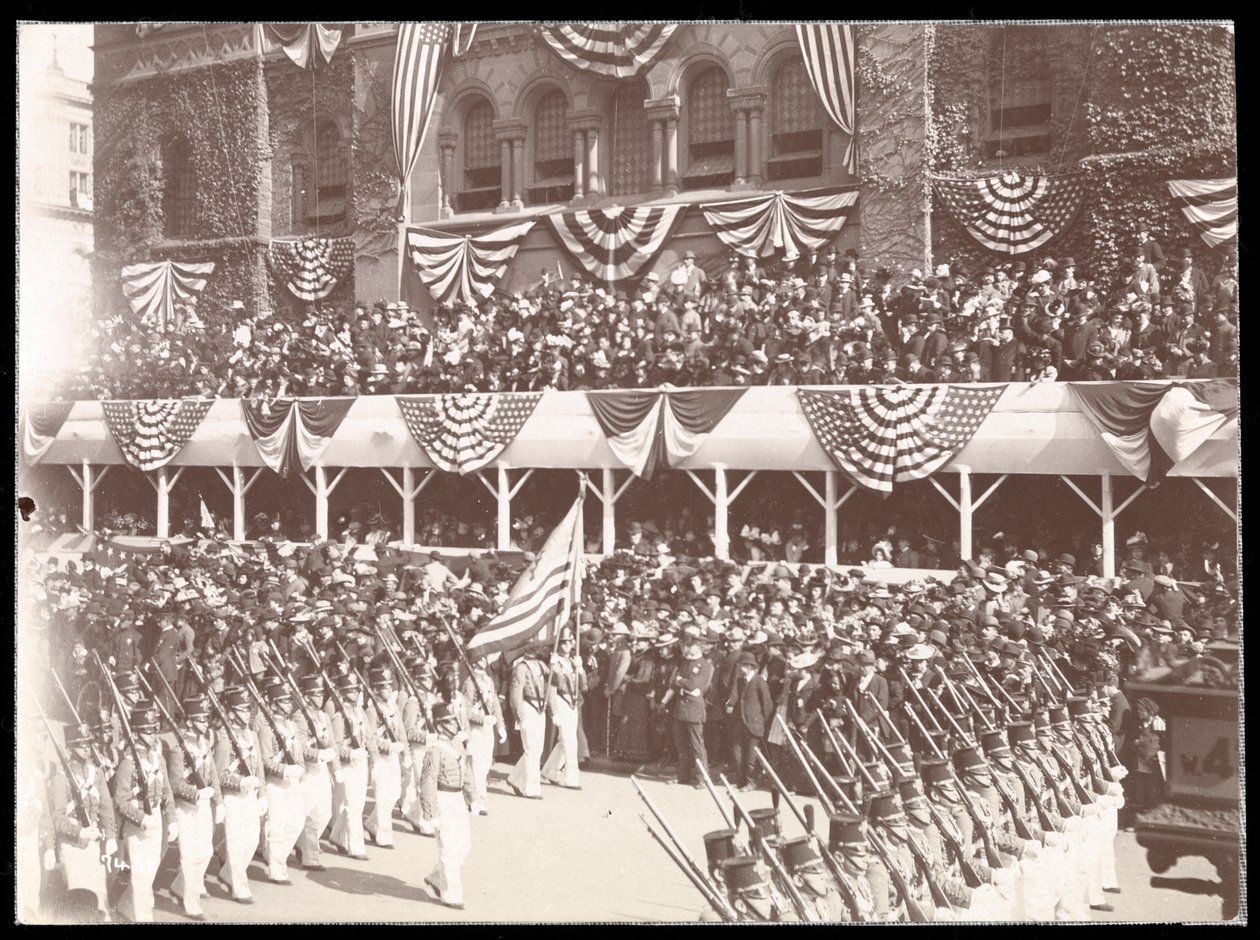Utsikt över folkmassan och en marscherande militärgrupp i Dewey Parade på Fifth Avenue, New York, 1899 (silvergelatintryck) av Byron Company